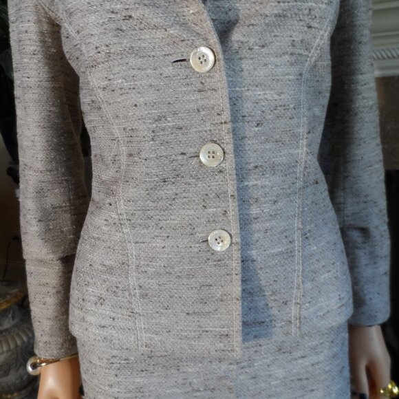 Carolina Herrera Beige Tweed Skirt Suit w/ Raw Edge Detail – Size US 4 - Picture 8 of 16